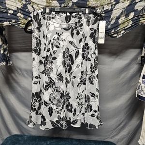 3/$25 🆕 Apt. 9 Black & White Floral Midi Flow Skirt size 6